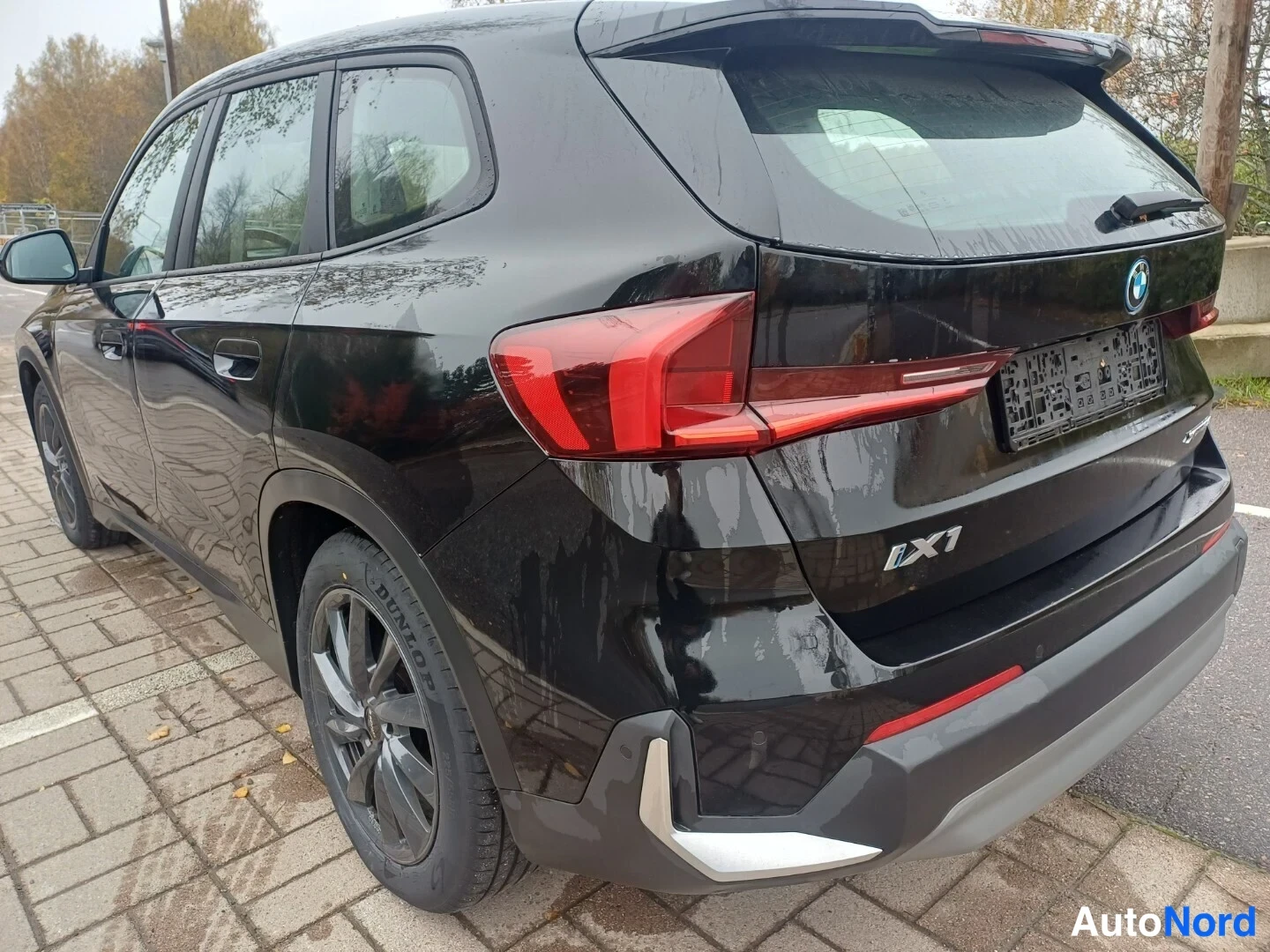 Musta BMW iX1 xDrive30 2023, takaviisto, kuva 7