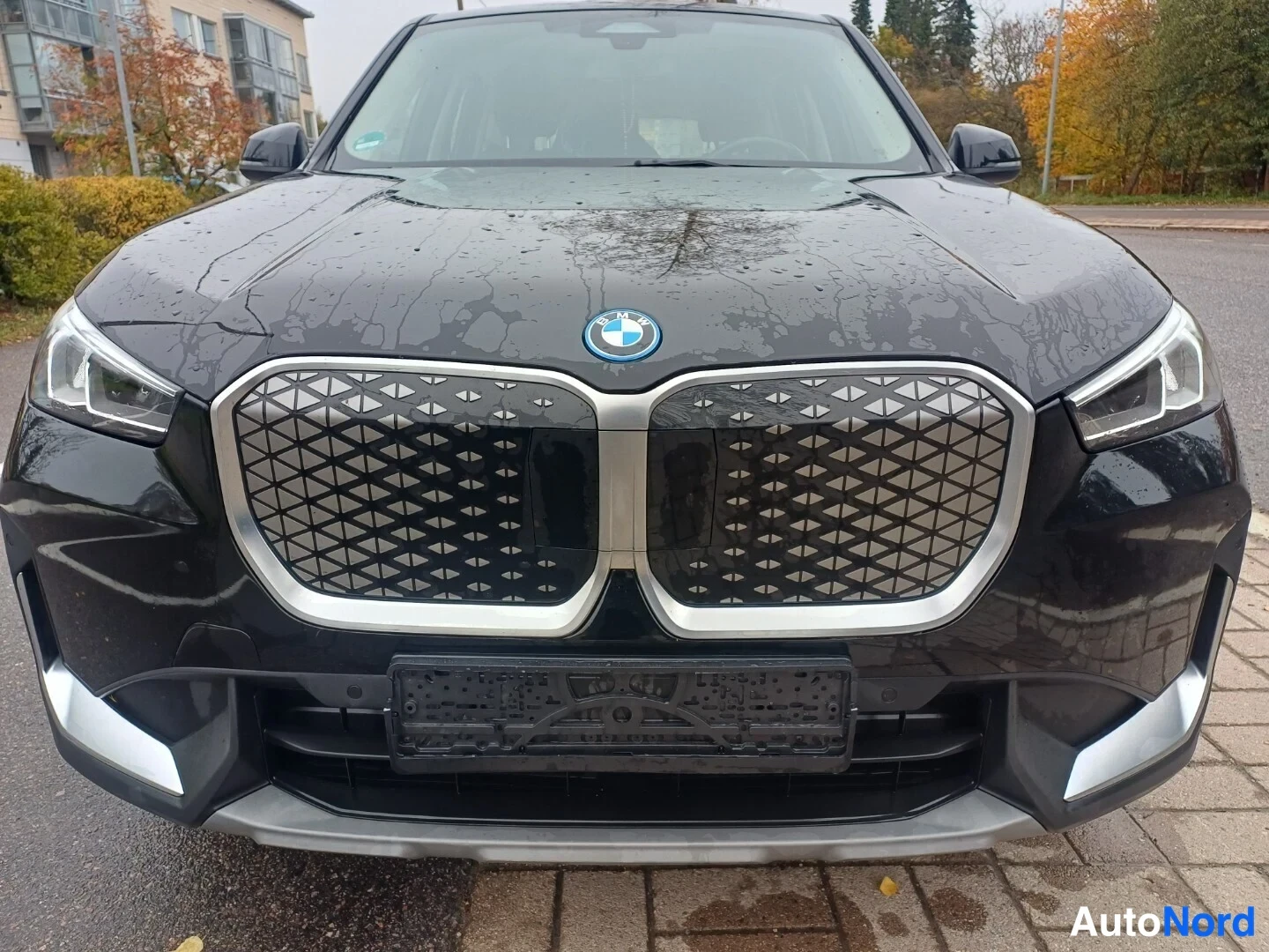 Musta BMW iX1 xDrive30 2023, edestä, kuva 4