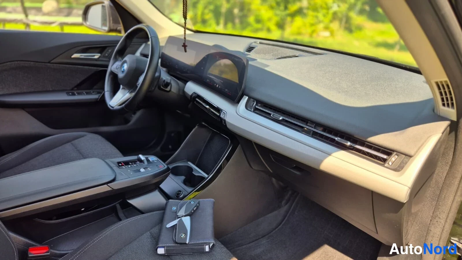 Musta BMW iX1 xDrive30 2023, ohjaamo, kuva 2
