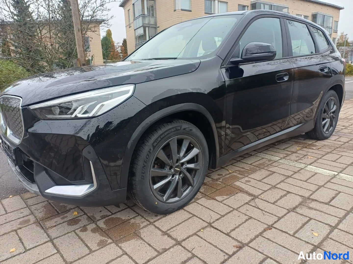Musta BMW iX1 xDrive30 2023, etuviisto, keula vasemmalle, kuva 2