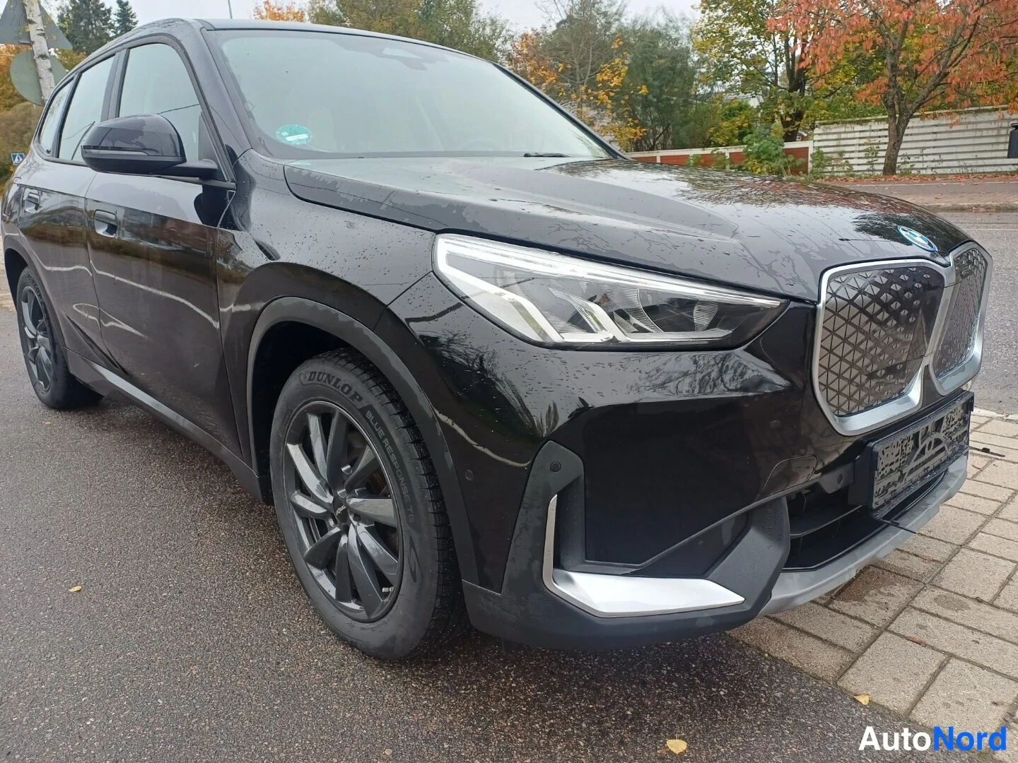 Musta BMW iX1 xDrive30 2023, etuviisto, keula oikealle, kuva 3