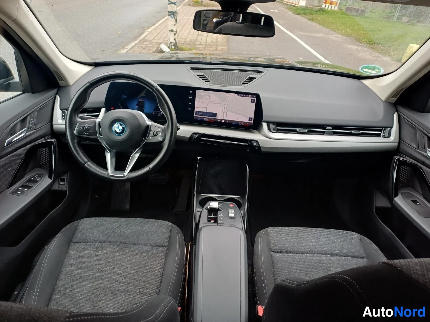 Musta BMW iX1 xDrive30 2023, ohjaamo, kuva 10