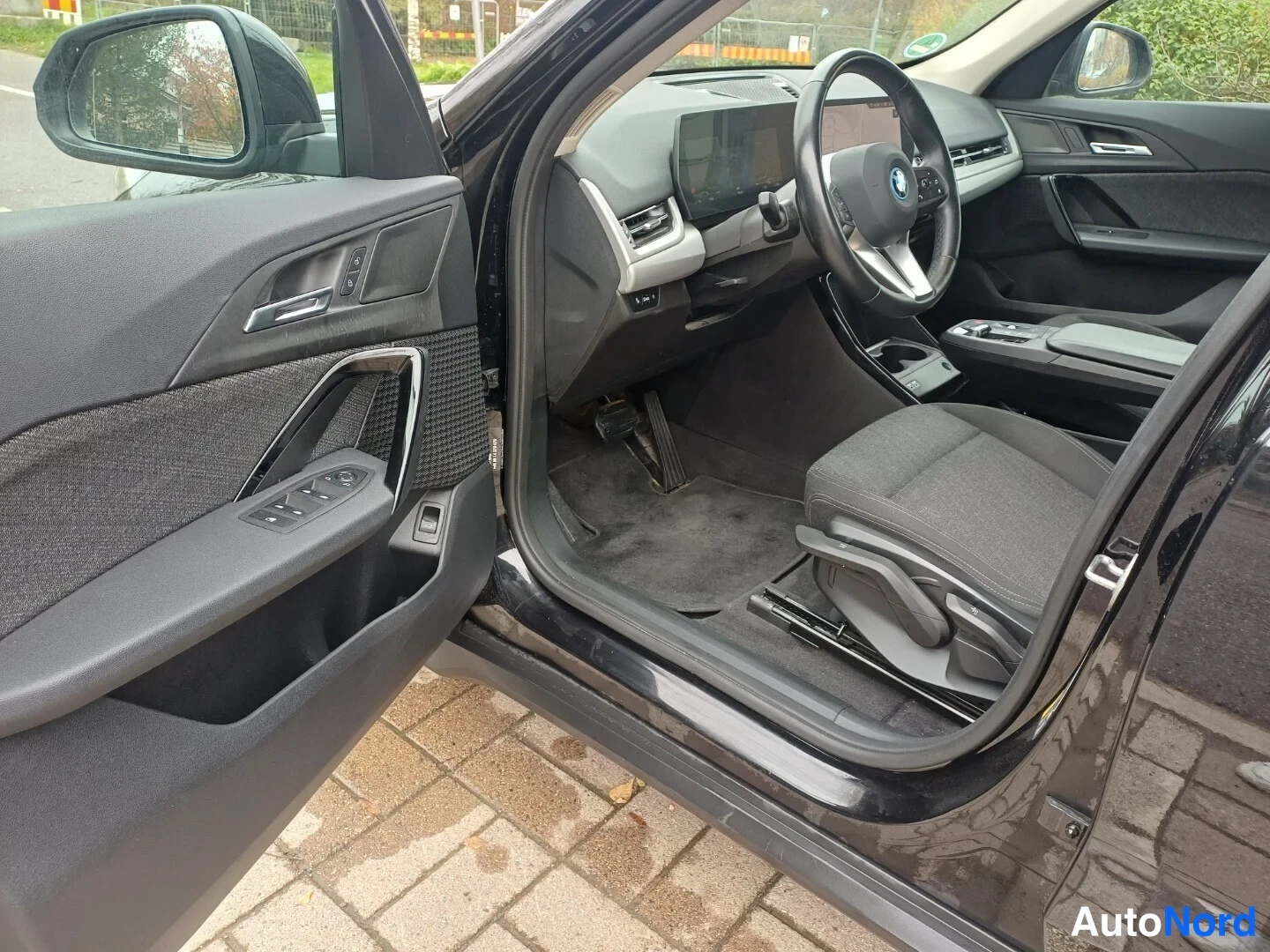 Musta BMW iX1 xDrive30 2023, ohjaamo, kuva 11