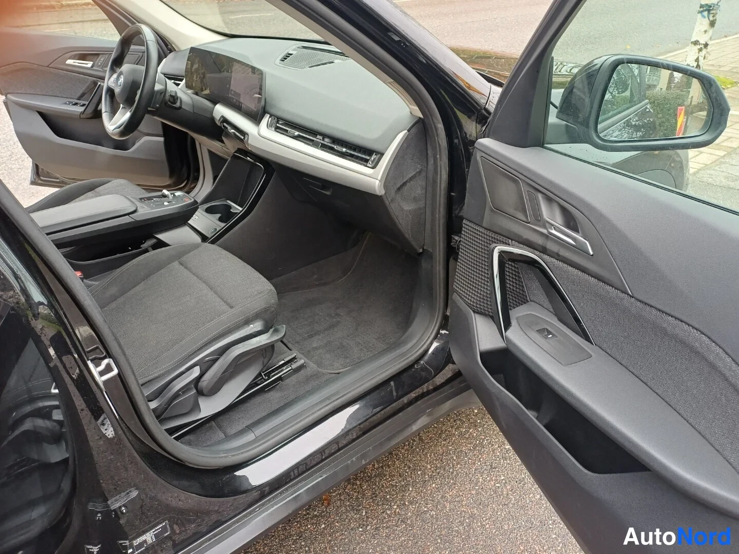 Musta BMW iX1 xDrive30 2023, kuva 15