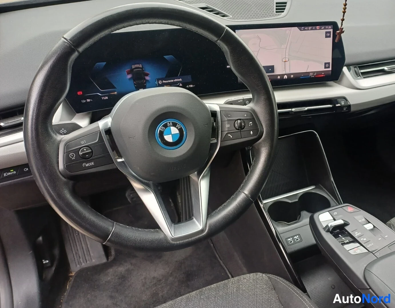 Musta BMW iX1 xDrive30 2023, ohjaamo, kuva 12