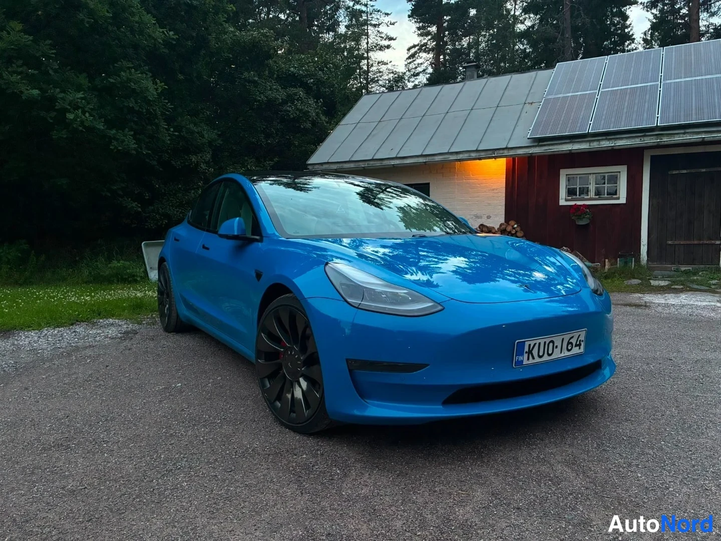 Sininen Tesla Model 3 Performance 2021, etuviisto, keula oikealle, kuva 2