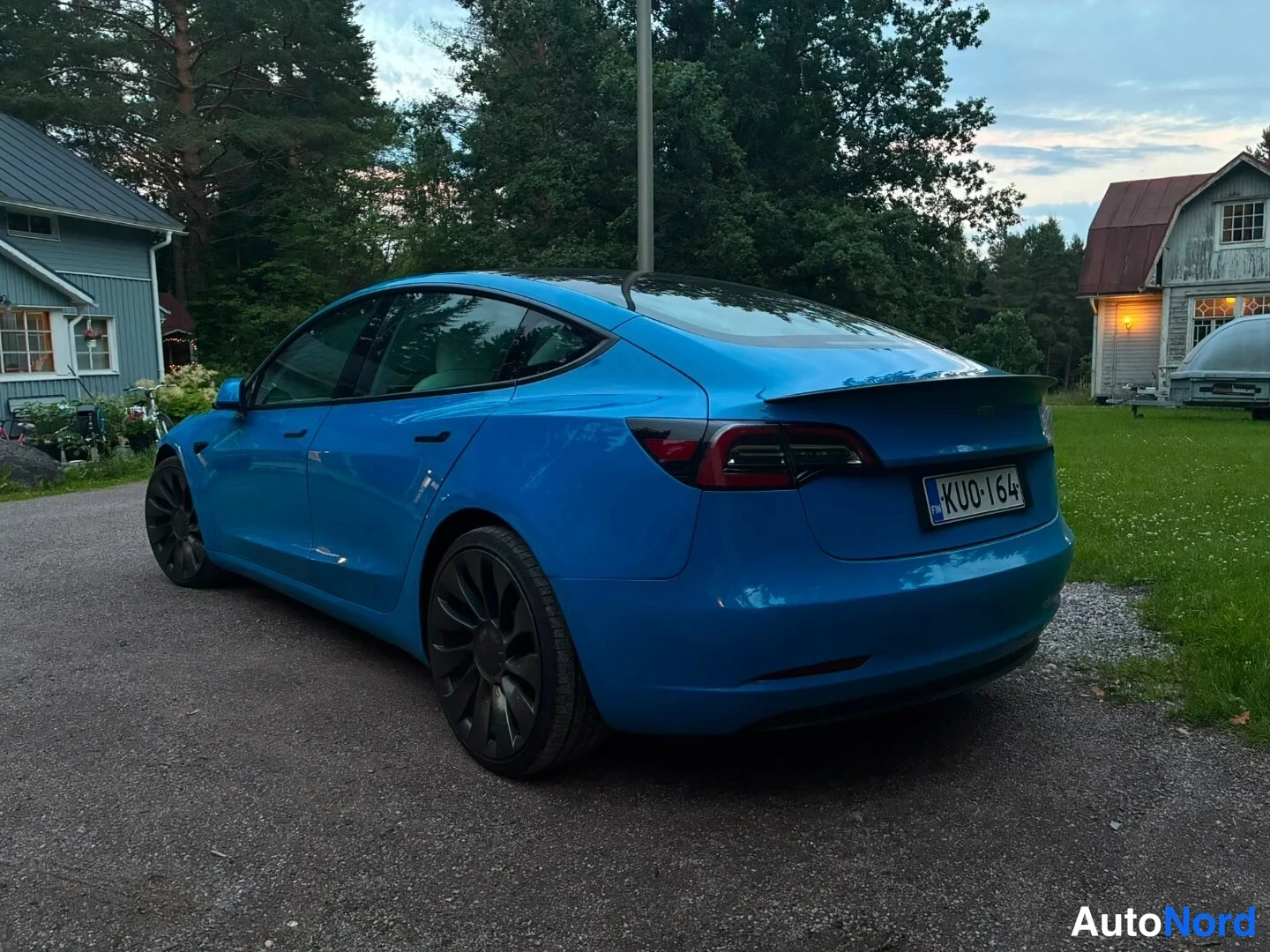 Sininen Tesla Model 3 Performance 2021, takaviisto, kuva 6