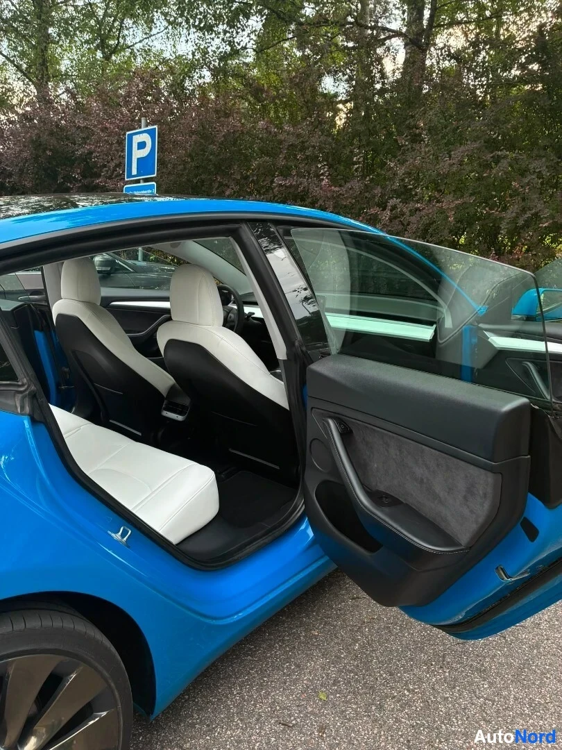Sininen Tesla Model 3 Performance 2021, takaistuimet, kuva 12