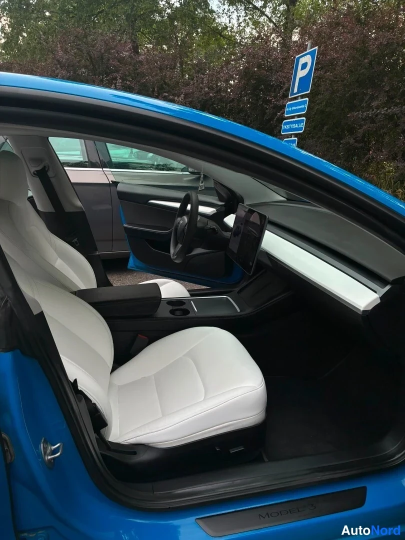 Sininen Tesla Model 3 Performance 2021, ohjaamo, kuva 9