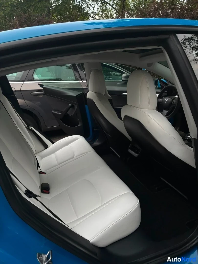 Sininen Tesla Model 3 Performance 2021, takaistuimet, kuva 13