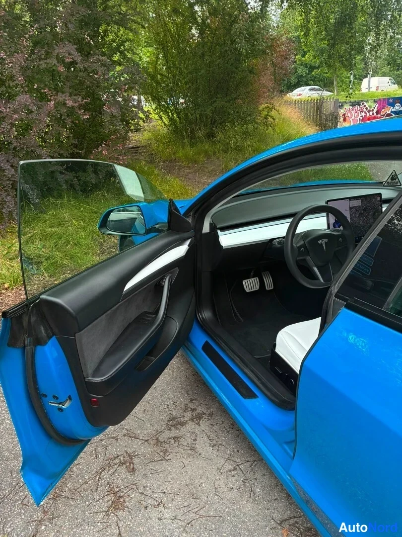 Sininen Tesla Model 3 Performance 2021, ohjaamo, kuva 10