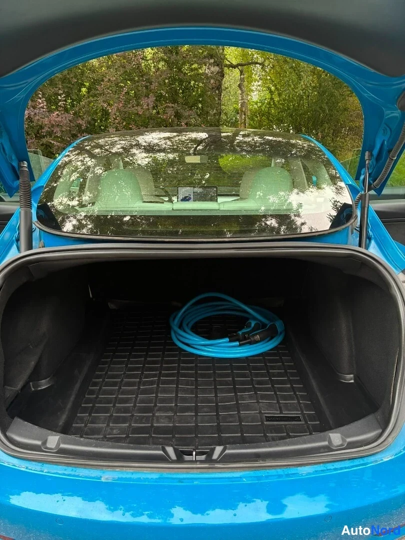 Sininen Tesla Model 3 Performance 2021, tavaratila, kuva 15