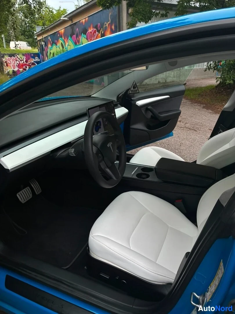 Sininen Tesla Model 3 Performance 2021, ohjaamo, kuva 11