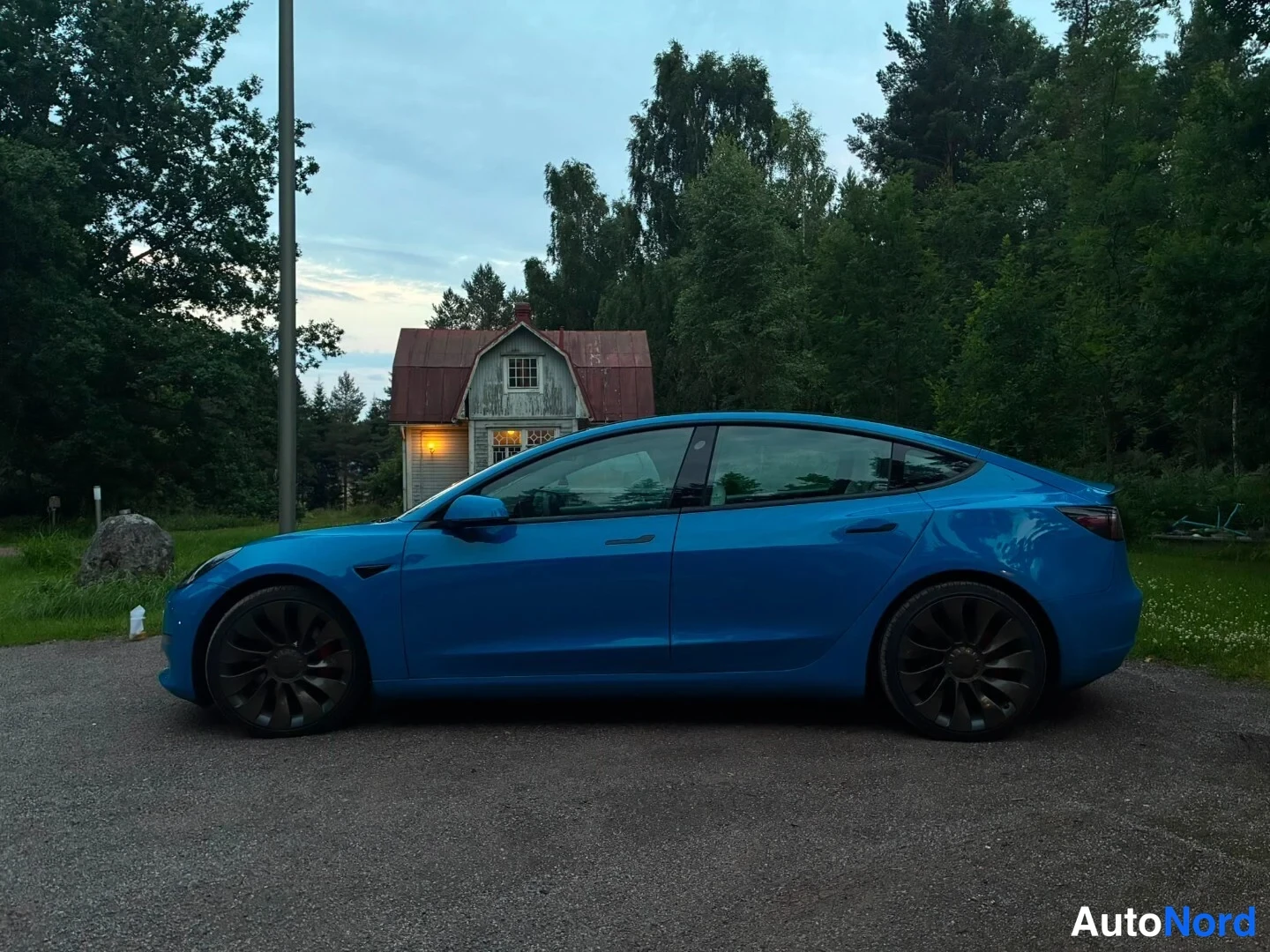 Sininen Tesla Model 3 Performance 2021, sivulta, kuva 4