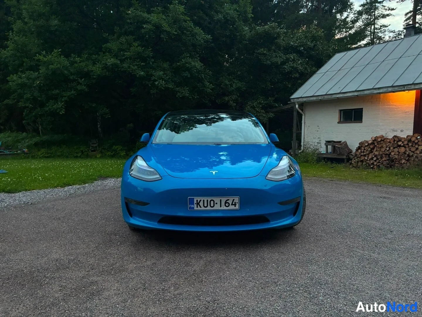 Sininen Tesla Model 3 Performance 2021, edestä, kuva 3