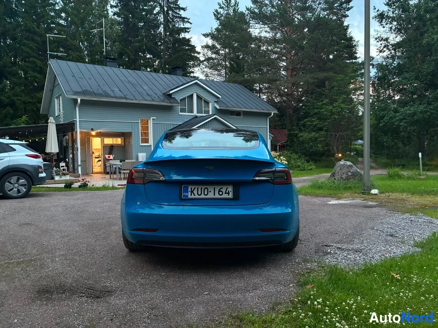 Sininen Tesla Model 3 Performance 2021, takaa, kuva 7
