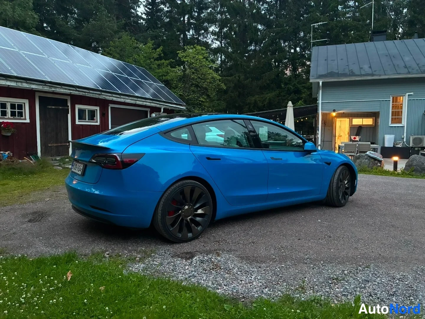 Sininen Tesla Model 3 Performance 2021, takaviisto, kuva 5