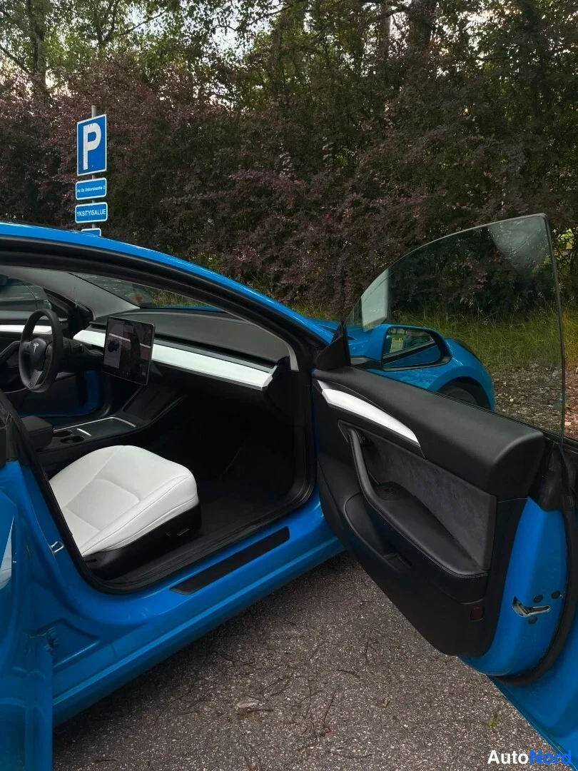 Sininen Tesla Model 3 Performance 2021, ohjaamo, kuva 8