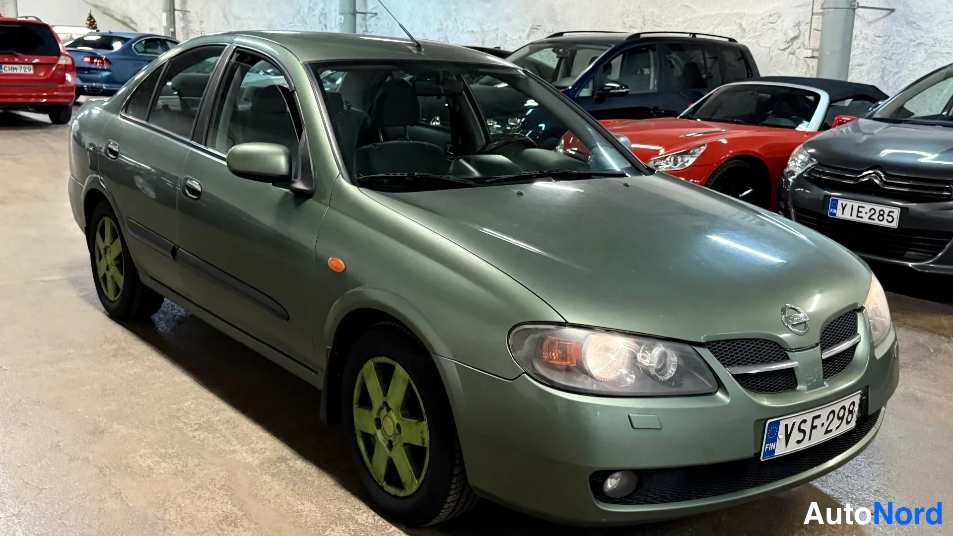 Vihreä Nissan Almera 2003, etuviisto, keula oikealle, kuva 4