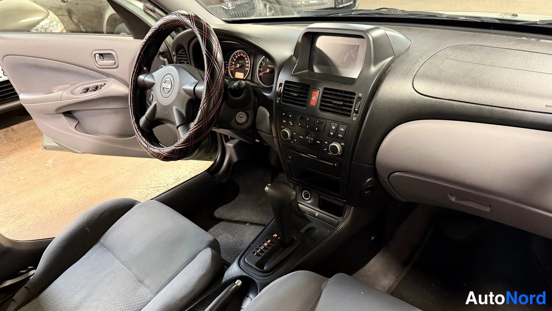 Vihreä Nissan Almera 2003, ohjaamo, kuva 10