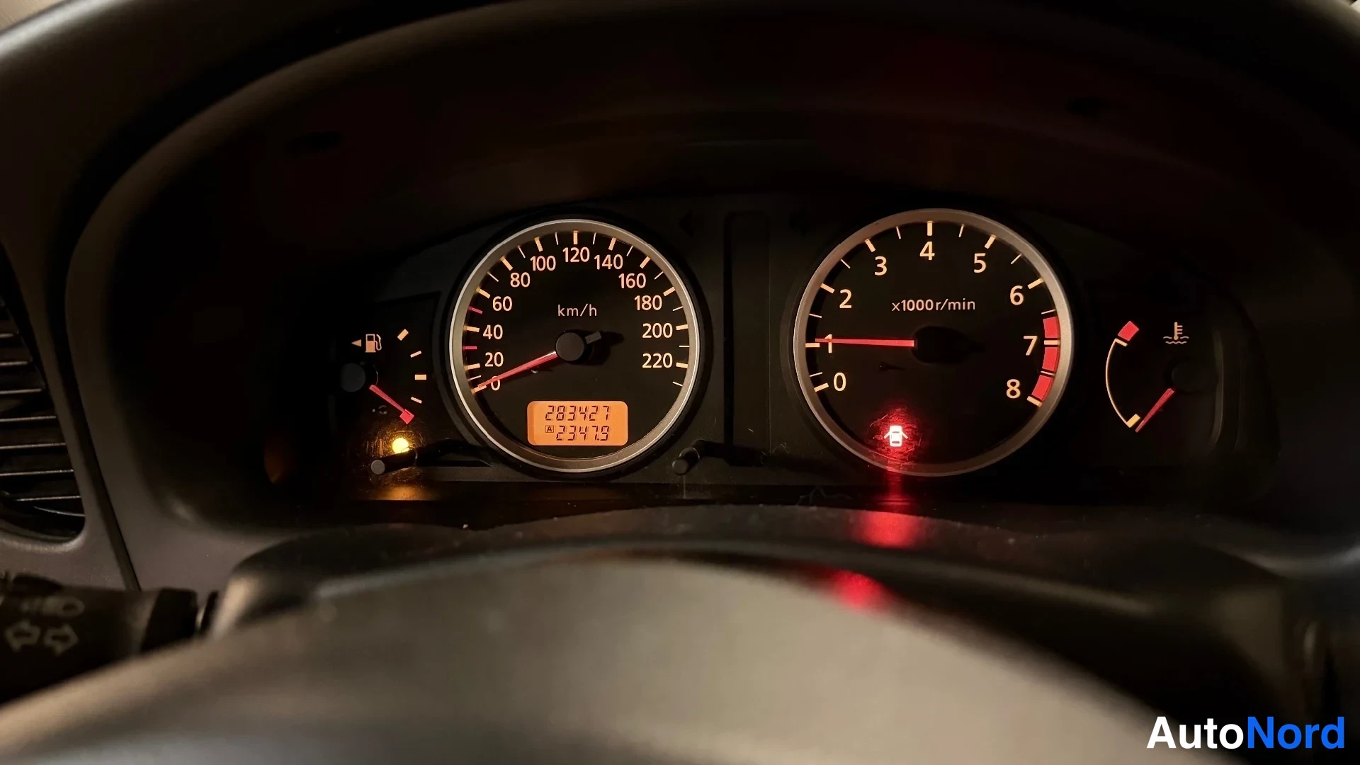 Vihreä Nissan Almera 2003, yksityiskohta, kuva 14