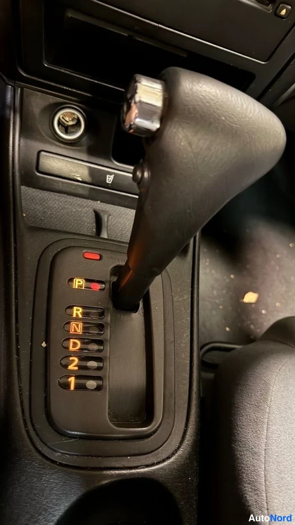 Vihreä Nissan Almera 2003, yksityiskohta, kuva 16