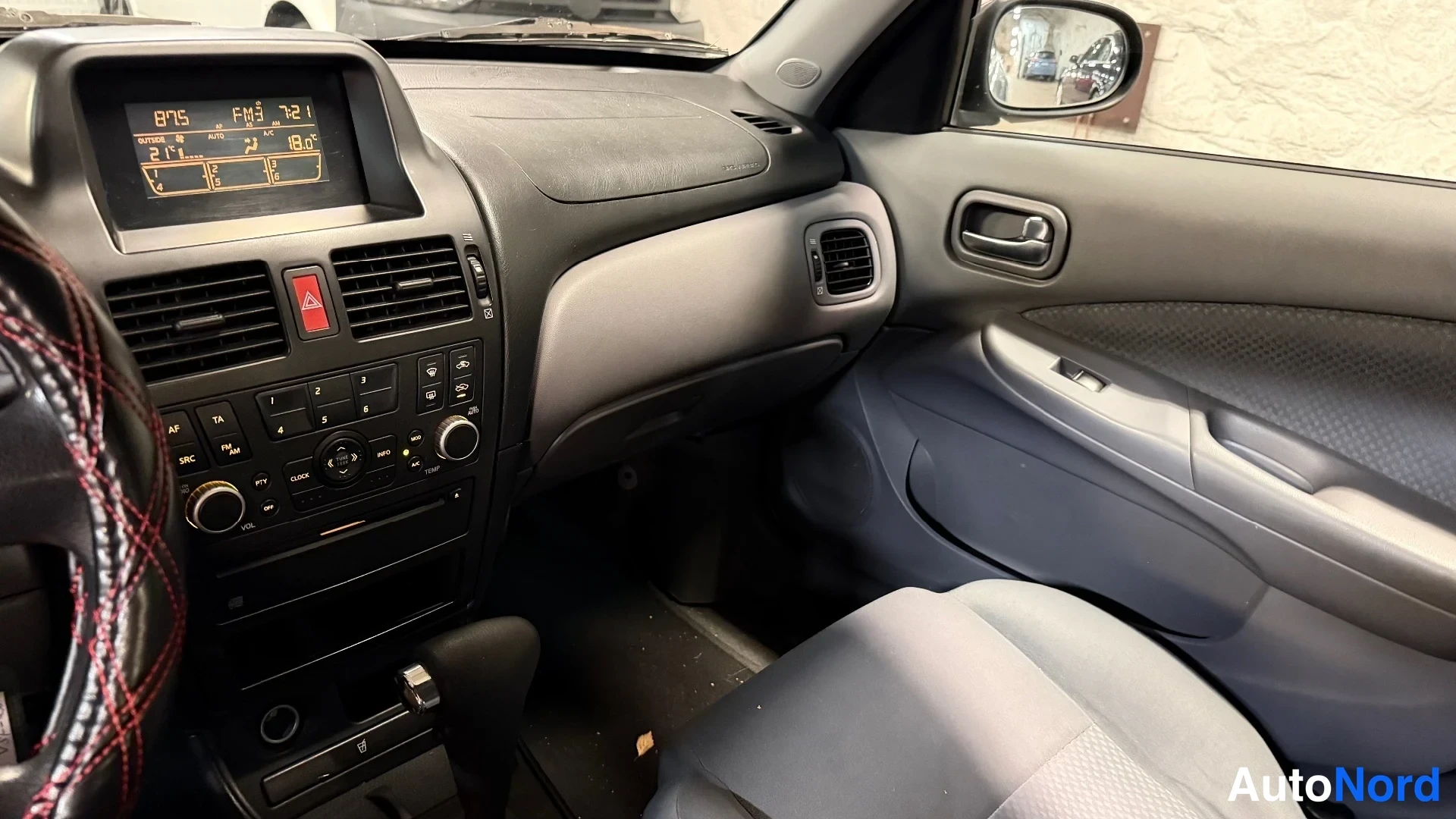 Vihreä Nissan Almera 2003, ohjaamo, kuva 11