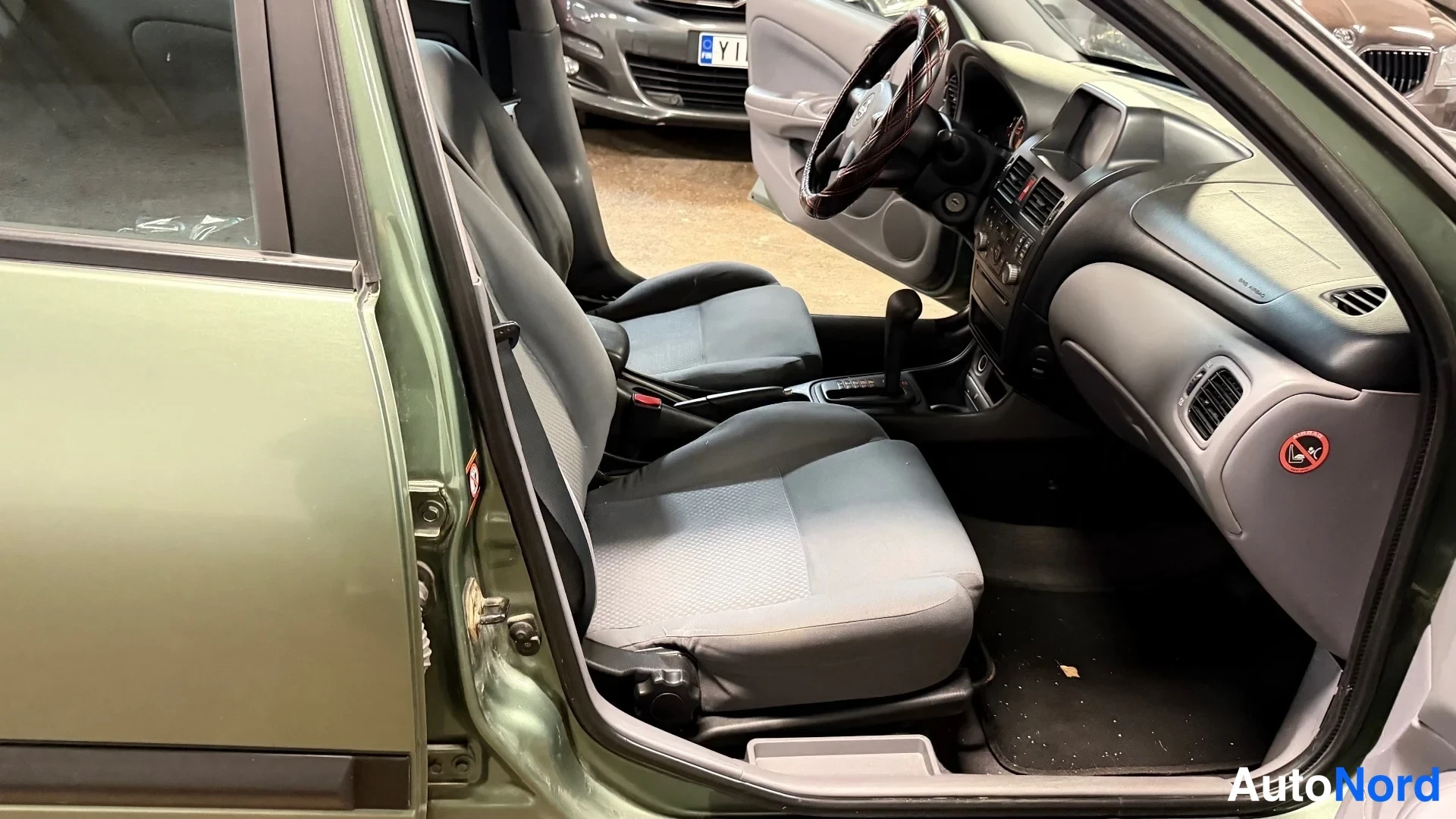 Vihreä Nissan Almera 2003, etuistuimet, kuva 13