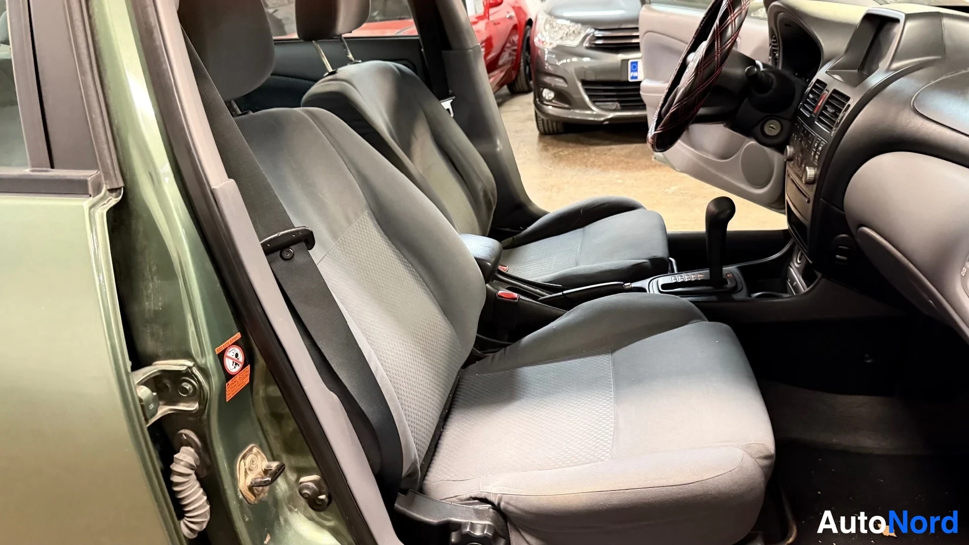 Vihreä Nissan Almera 2003, etuistuimet, kuva 12
