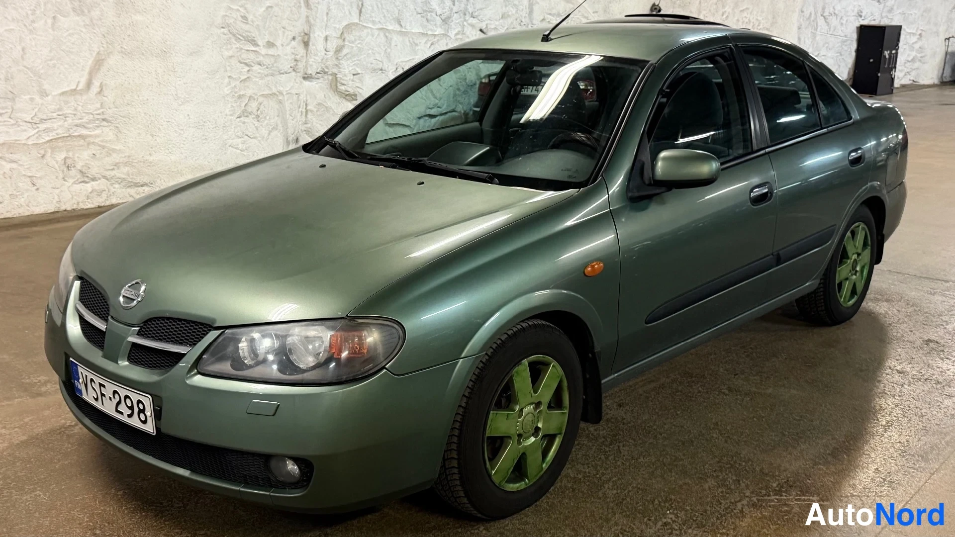 Vihreä Nissan Almera 2003, etuviisto, keula vasemmalle, kuva 2