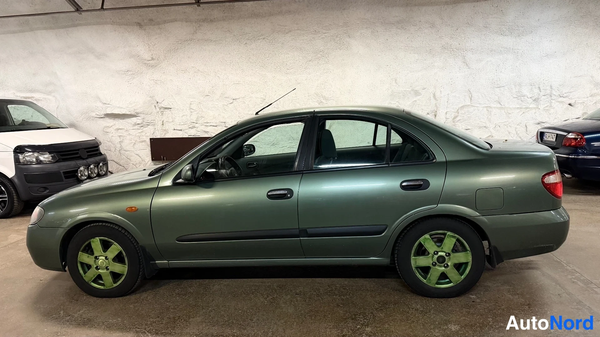 Vihreä Nissan Almera 2003, etuviisto, keula vasemmalle, kuva 3