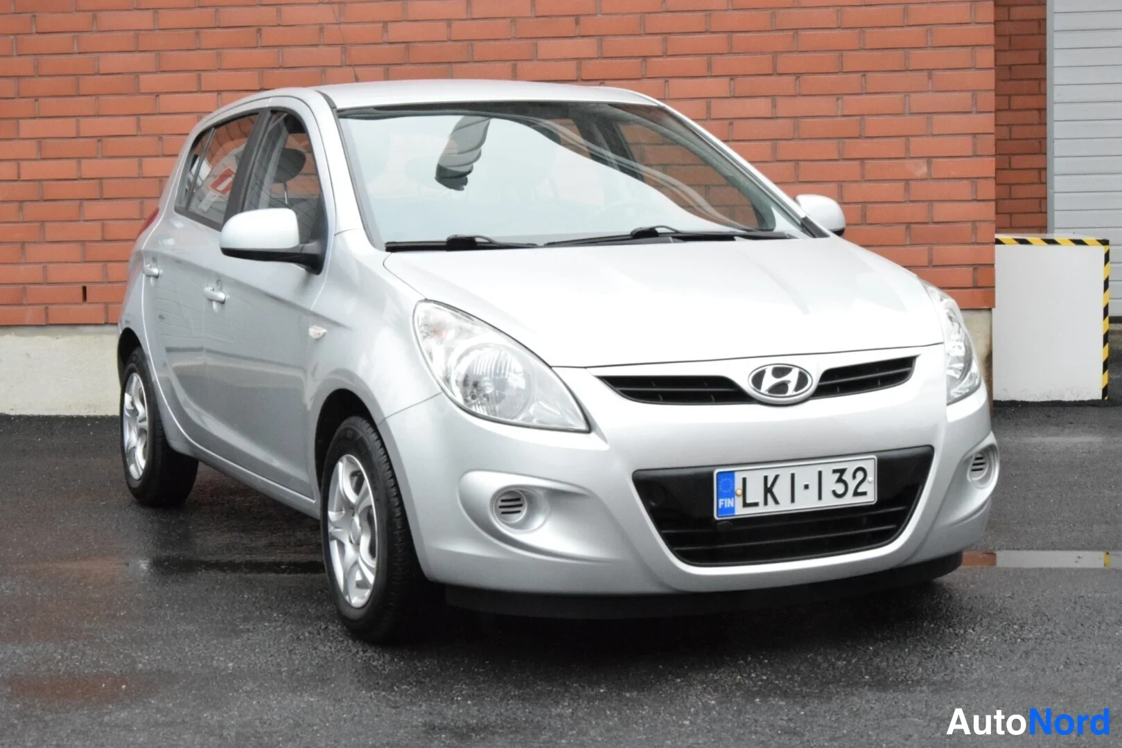 Hopea Hyundai i20 2009, etuviisto, keula oikealle, kuva 3
