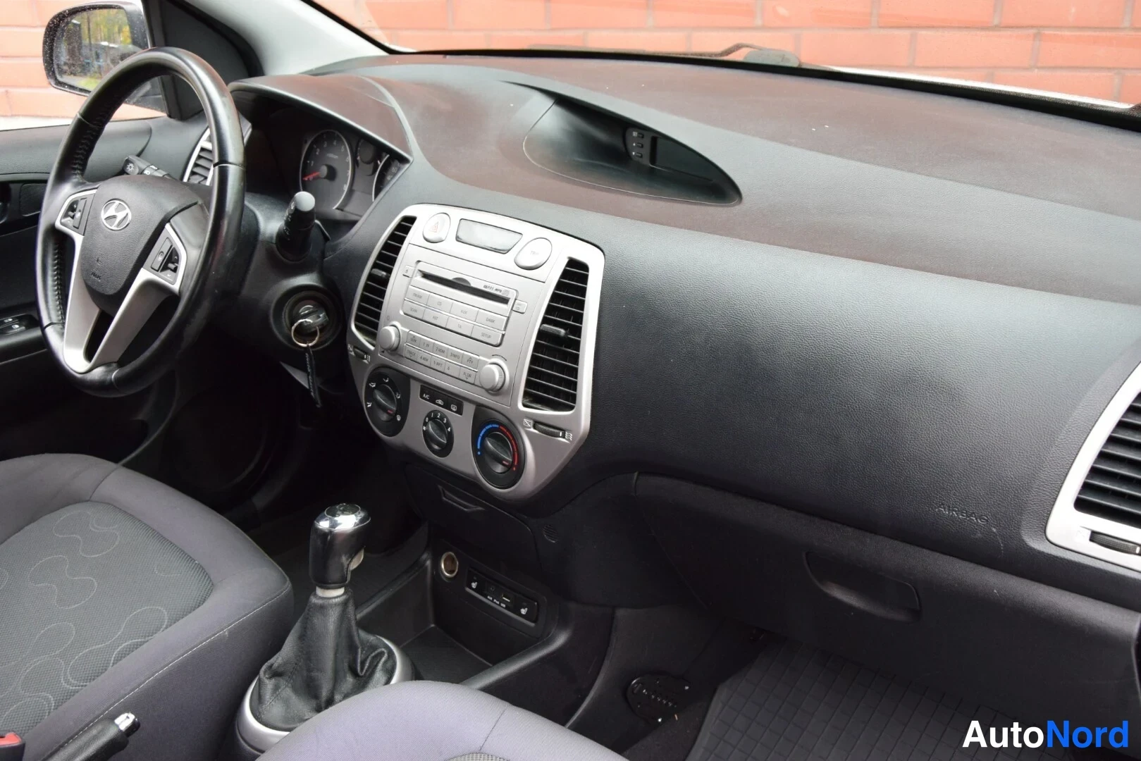 Hopea Hyundai i20 2009, ohjaamo, kuva 11
