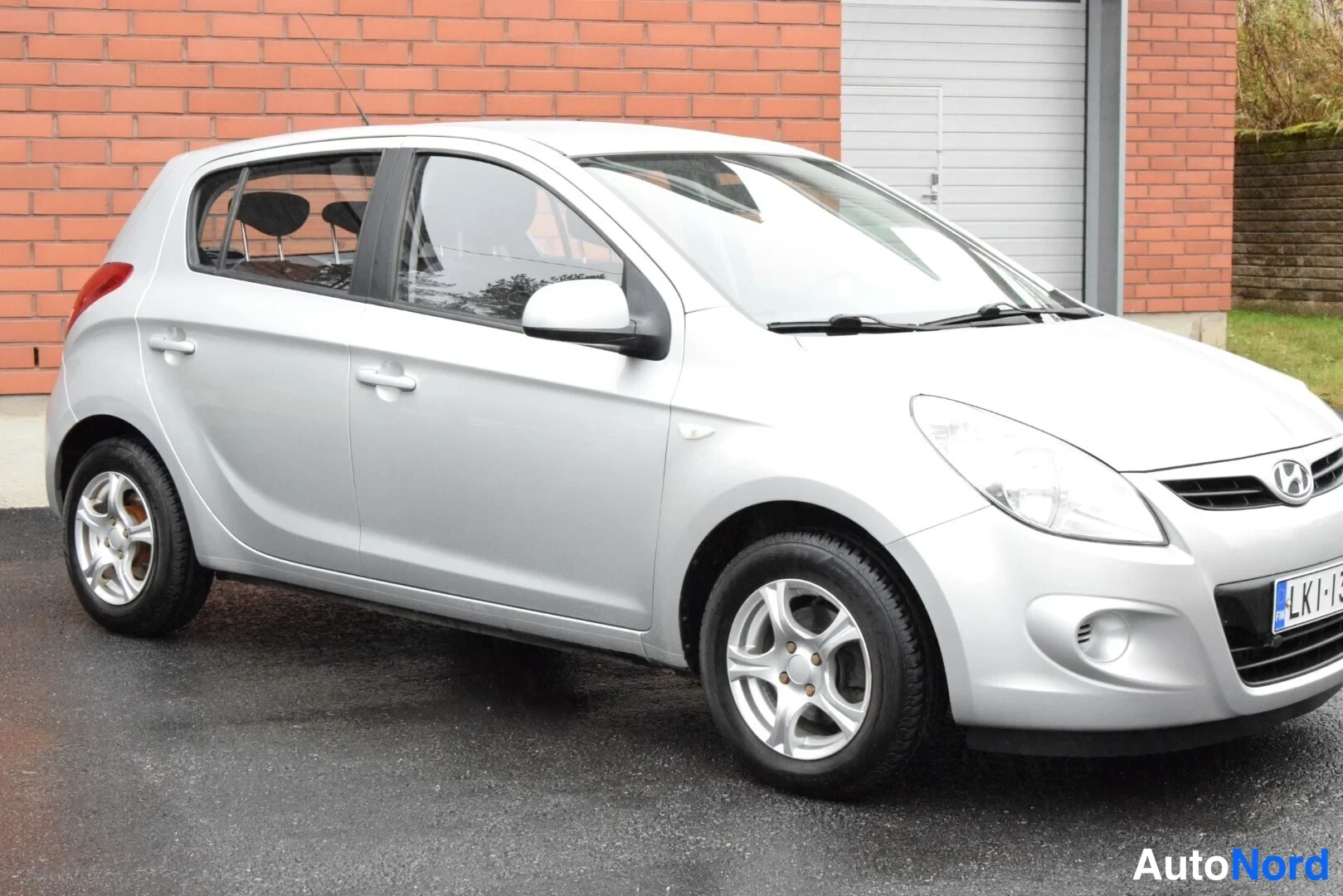 Hopea Hyundai i20 2009, etuviisto, keula oikealle, kuva 4