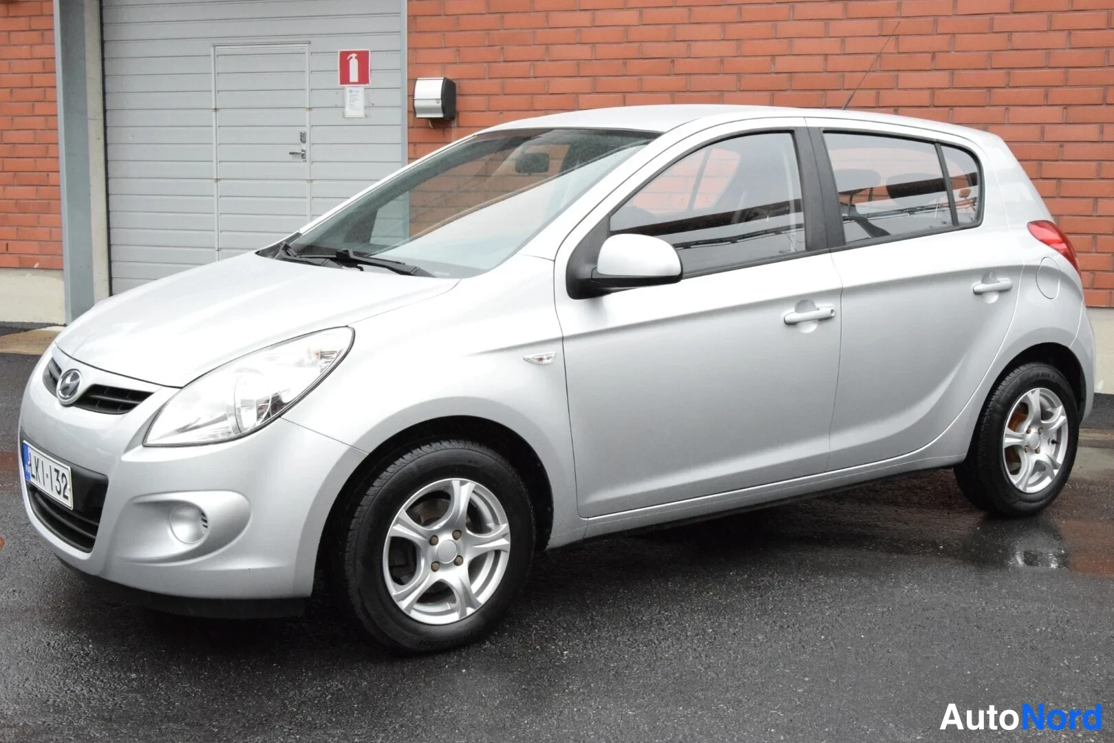 Hopea Hyundai i20 2009, etuviisto, keula vasemmalle, kuva 2