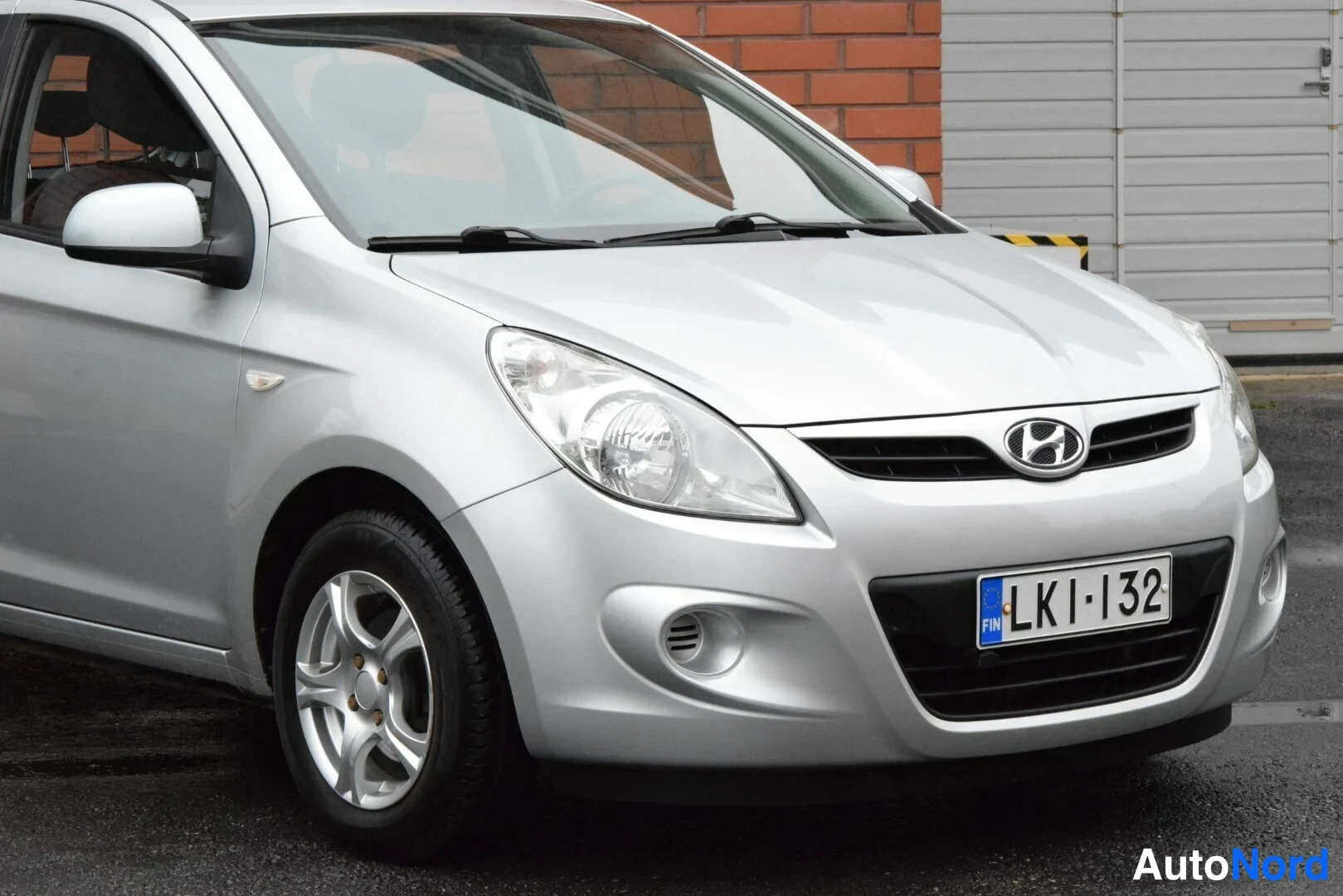 Hopea Hyundai i20 2009, etuviisto, keula oikealle, kuva 5