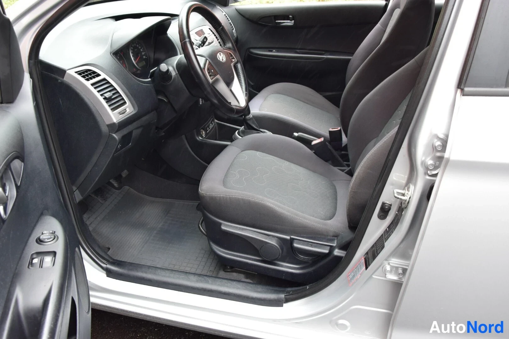 Hopea Hyundai i20 2009, ohjaamo, kuva 9
