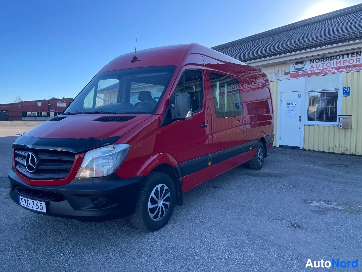 Red Mercedes-Benz Sprinter 319 CDI 2018, front three-quarter, nose to the left, photo 4