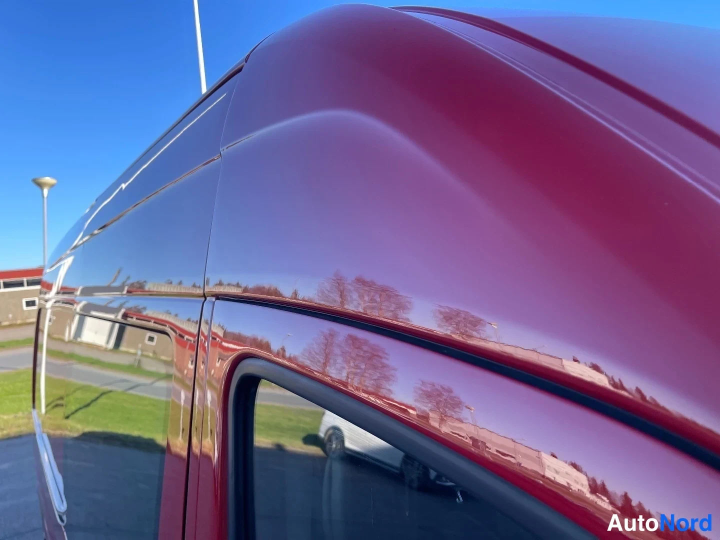 Red Mercedes-Benz Sprinter 319 CDI 2018, detail, photo 28