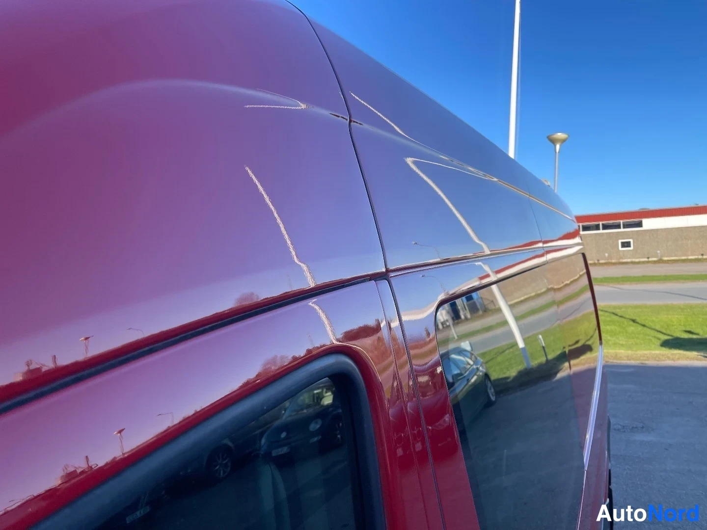 Red Mercedes-Benz Sprinter 319 CDI 2018, detail, photo 29