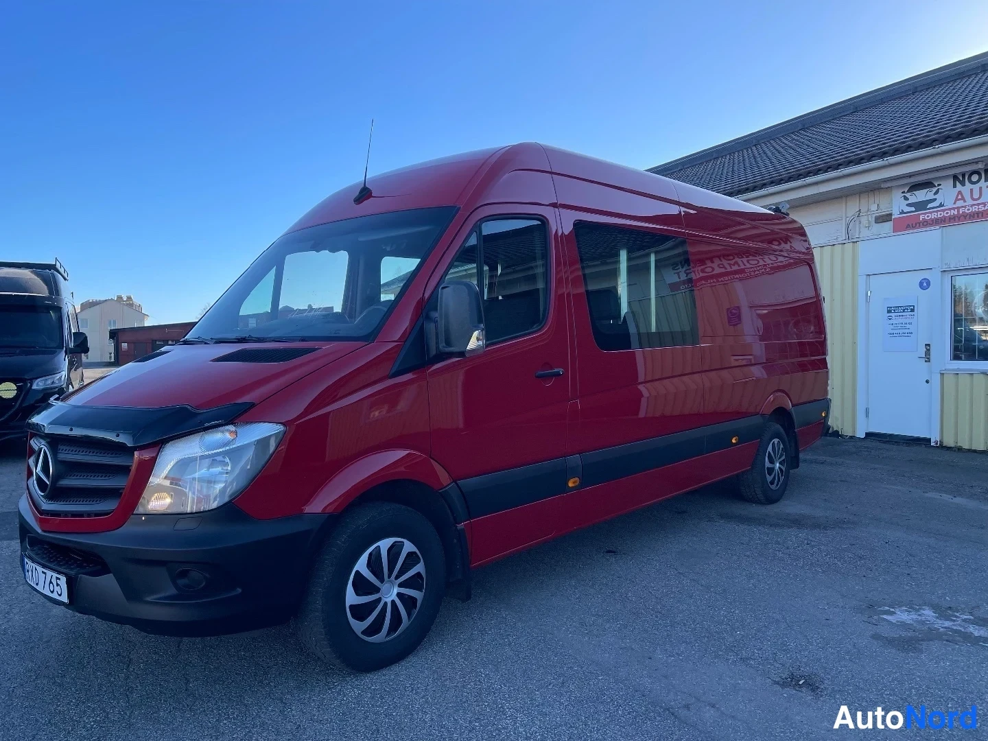 Red Mercedes-Benz Sprinter 319 CDI 2018, front three-quarter, nose to the left, photo 2