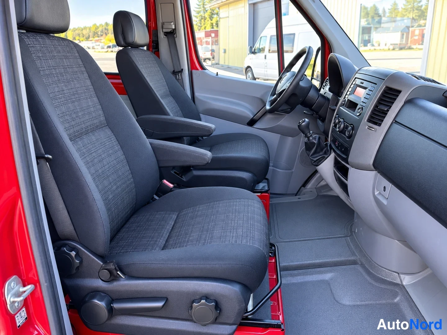 Red Mercedes-Benz Sprinter 319 CDI 2018, front seats, photo 21