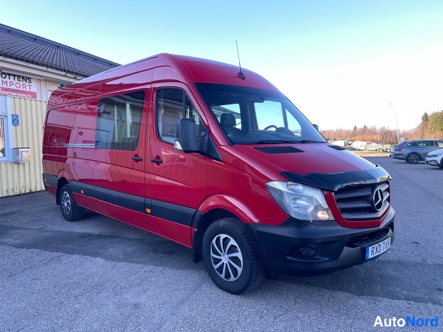 Red Mercedes-Benz Sprinter 319 CDI 2018, front three-quarter, nose to the right, photo 5