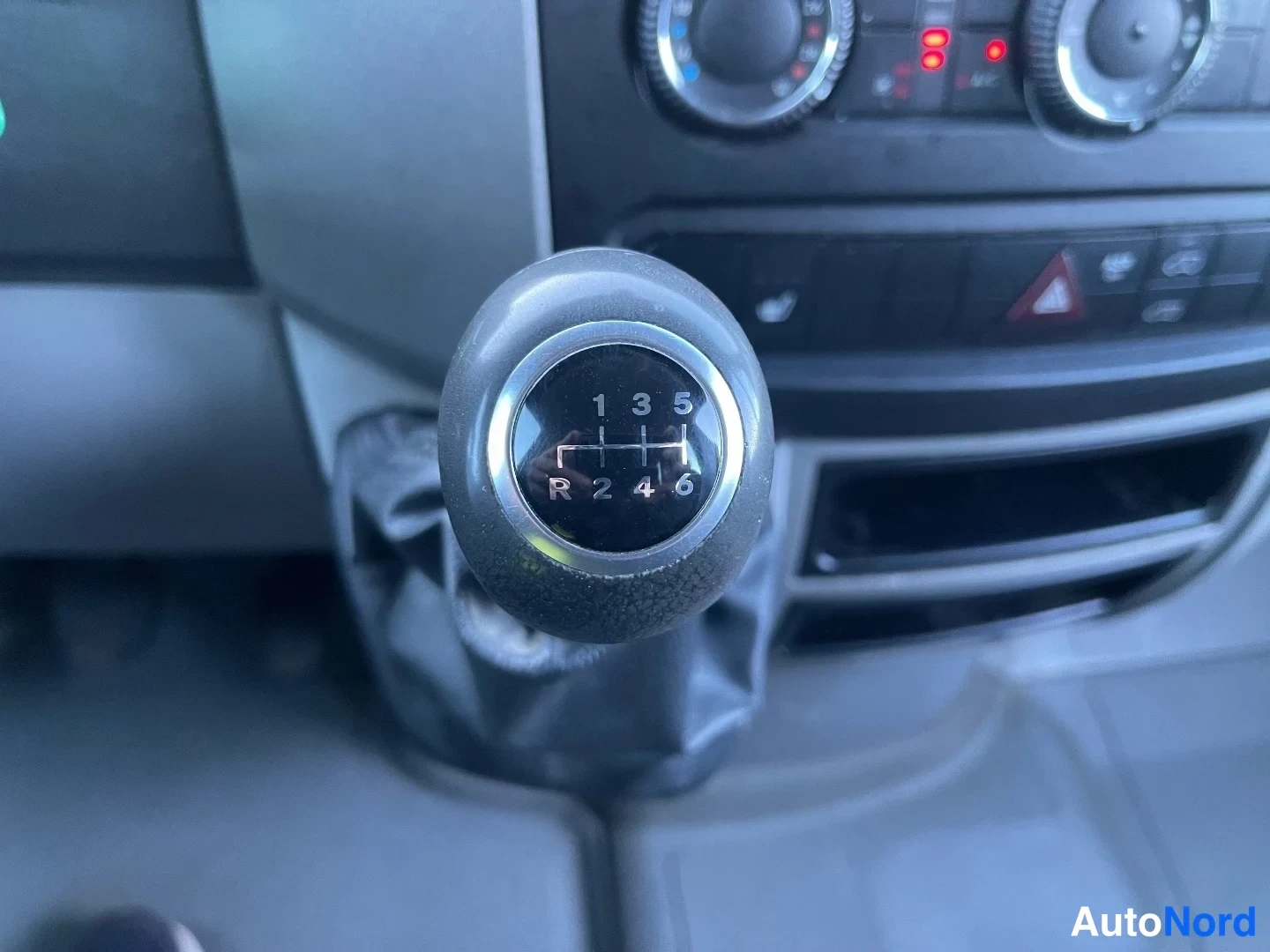 Red Mercedes-Benz Sprinter 319 CDI 2018, detail, photo 35