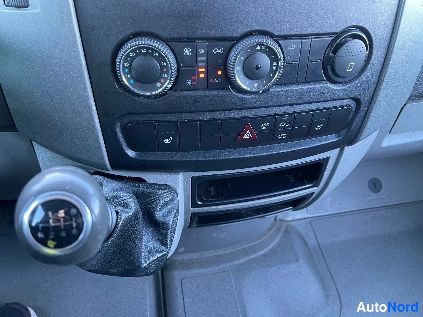 Red Mercedes-Benz Sprinter 319 CDI 2018, cockpit, photo 17