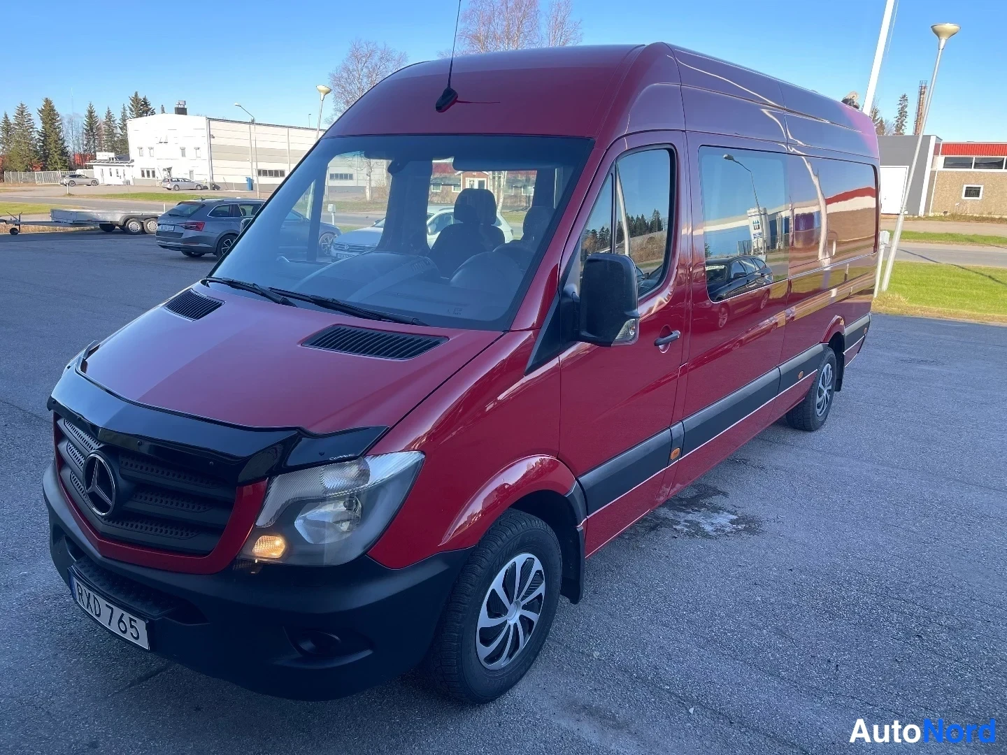 Red Mercedes-Benz Sprinter 319 CDI 2018, front three-quarter, nose to the left, photo 3