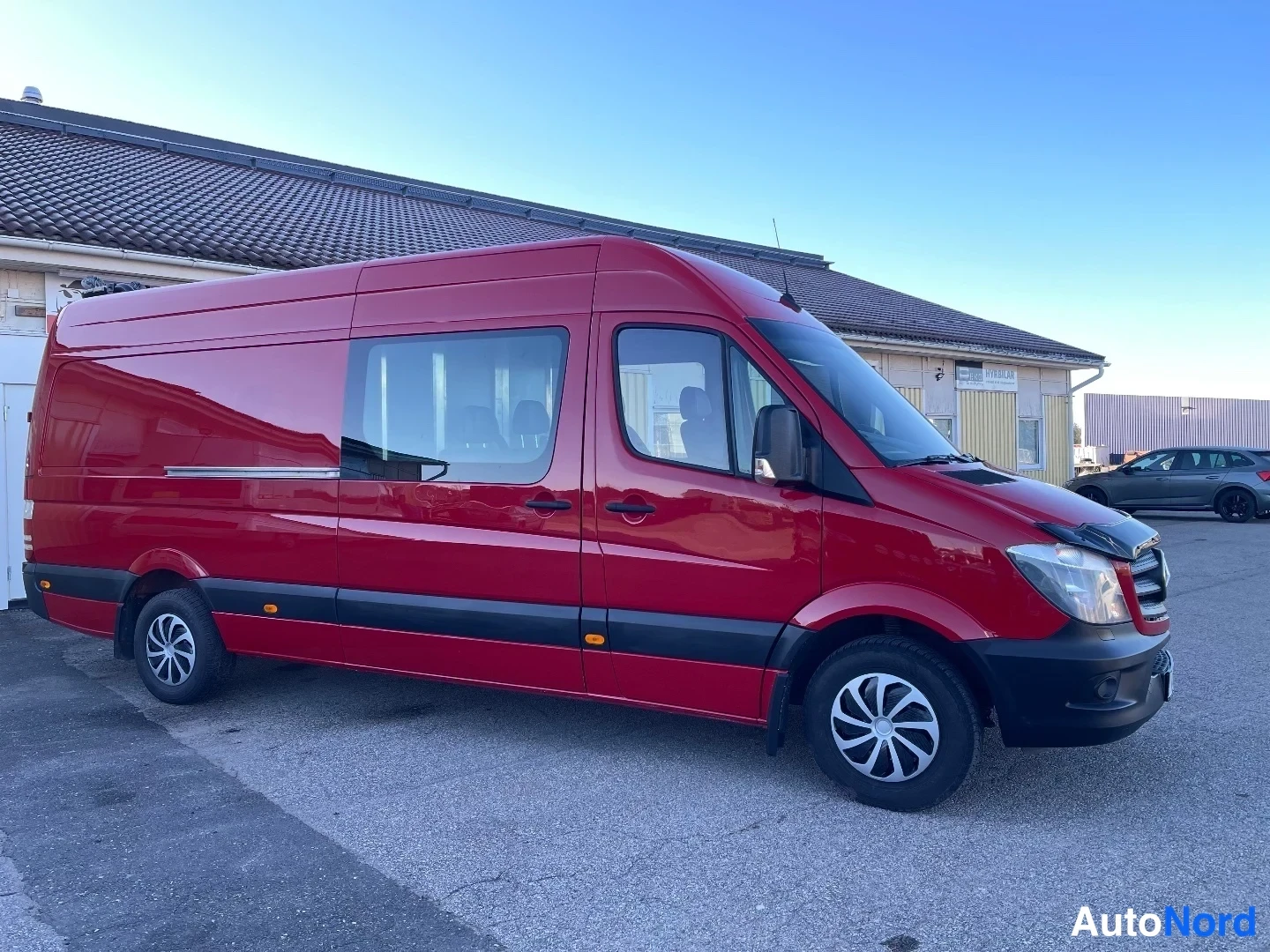 Red Mercedes-Benz Sprinter 319 CDI 2018, front three-quarter, nose to the right, photo 6