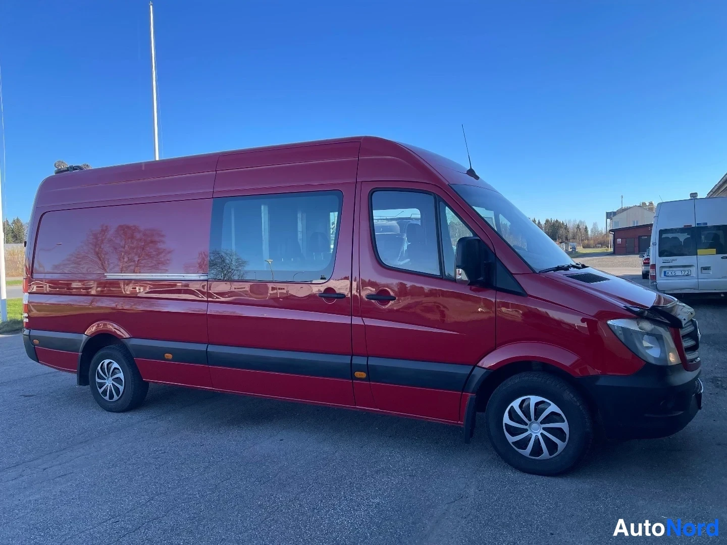 Red Mercedes-Benz Sprinter 319 CDI 2018, front three-quarter, nose to the right, photo 7