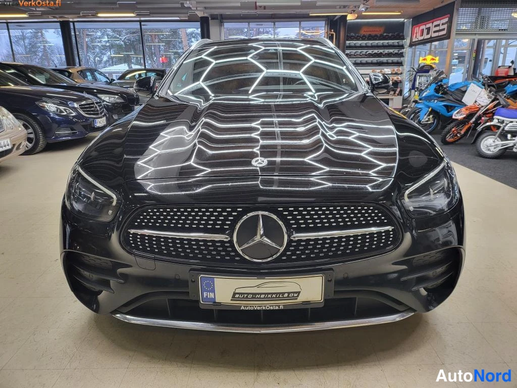 Musta Mercedes-Benz E 400 d 4MATIC 2020, edestä, kuva 3