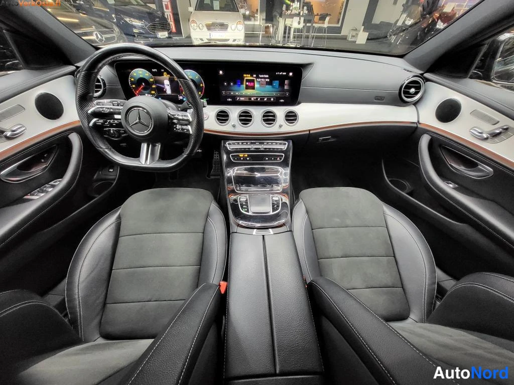 Musta Mercedes-Benz E 400 d 4MATIC 2020, ohjaamo, kuva 10